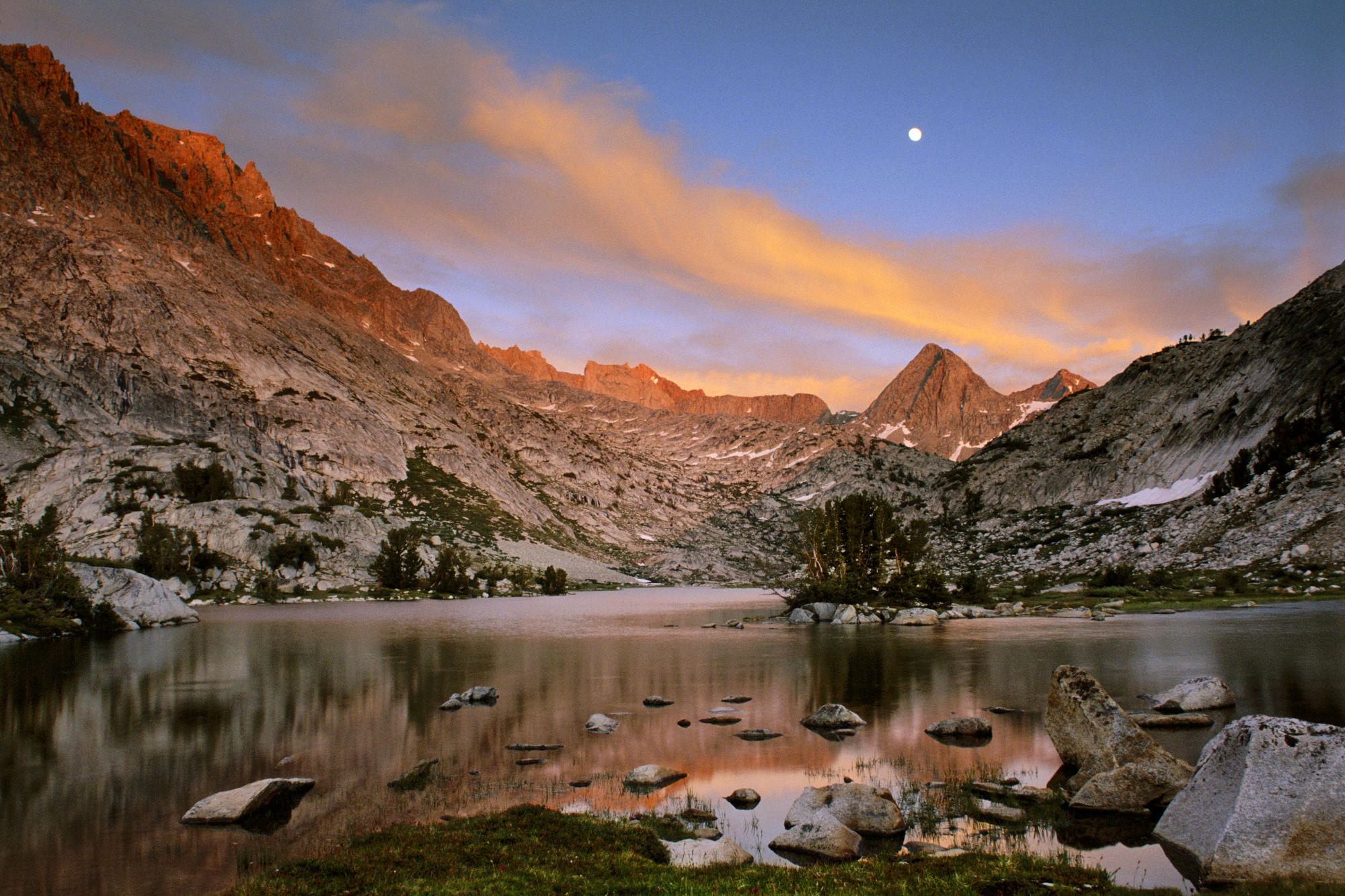 Sunset Over A Mountain Lake In The High Sierra | WallpaperGeeks.com