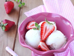 Vanilla Ice Cream-Fresh Strawberries Wallpaper