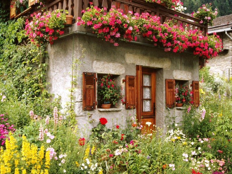 Lovely English Cottage Garden Wallpaper