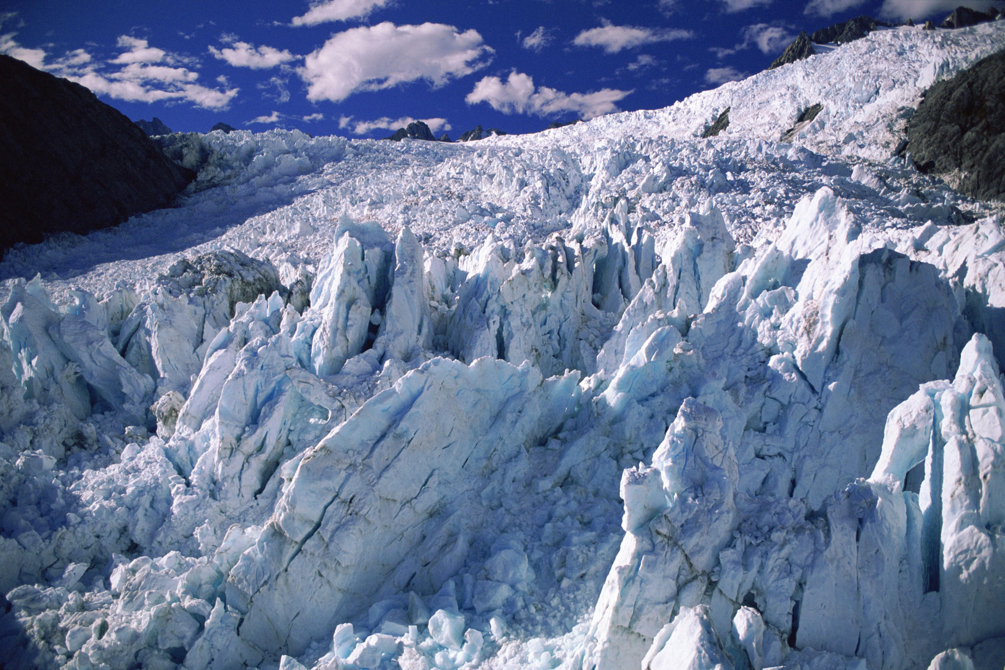 Морена ледника. Горные ледники. Морена ледниковая форма рельефа. Морена ледниковые отложения. Перито морено зимой.