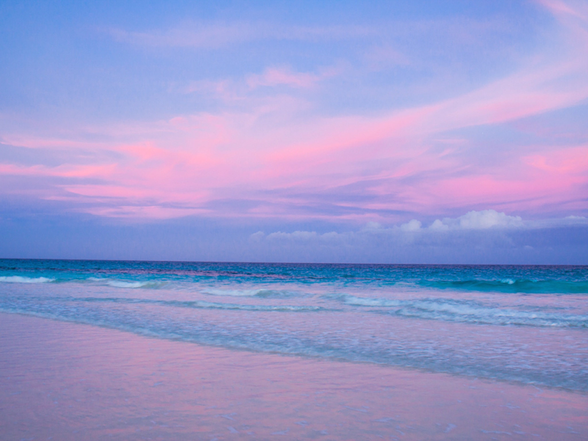 Розово голубые картинки. Розовый пляж Багамы. Голубое море. Розово голубой закат. Розово голубое море.